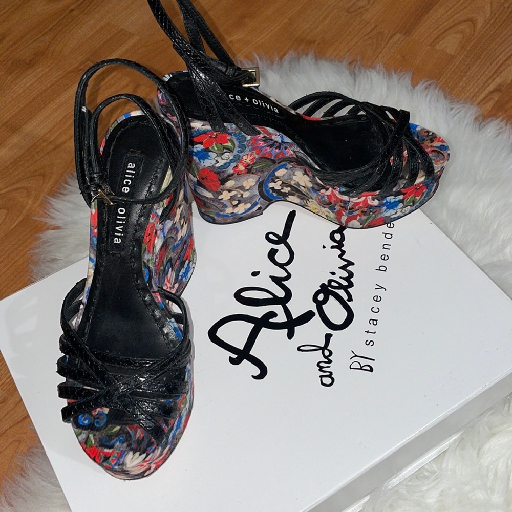 Alice + Olivia  🌺 flower wedges ❤️